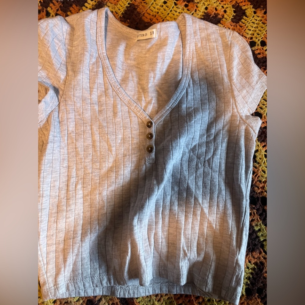 Gray cropped shirt